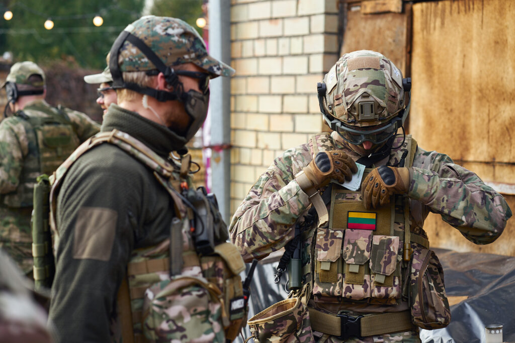 Mūšio frontas airsoft entuziastai apsirengę specialia apranga ir pasidabinę Lietuvos vėliava